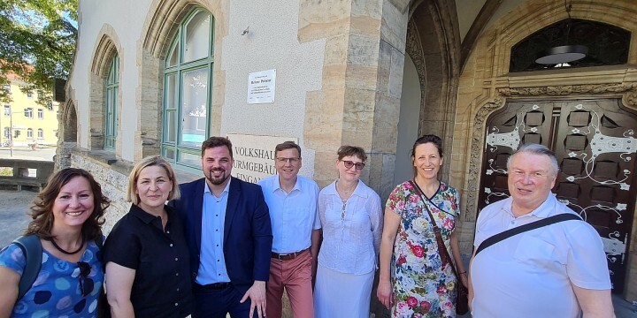 Die Unterstützer:innen der Gedenktafel für Helene Petrenz und ihre Nachfahren bei der Einweihung am Volkshaus Jena