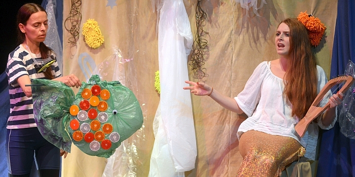 2 Frauen im Kostüm mit einem kleinen Fisch