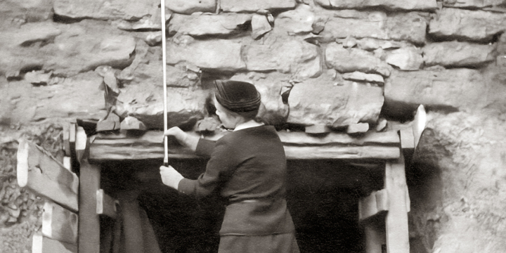 Historisches Foto einer Frau, die einen Schacht vermisst