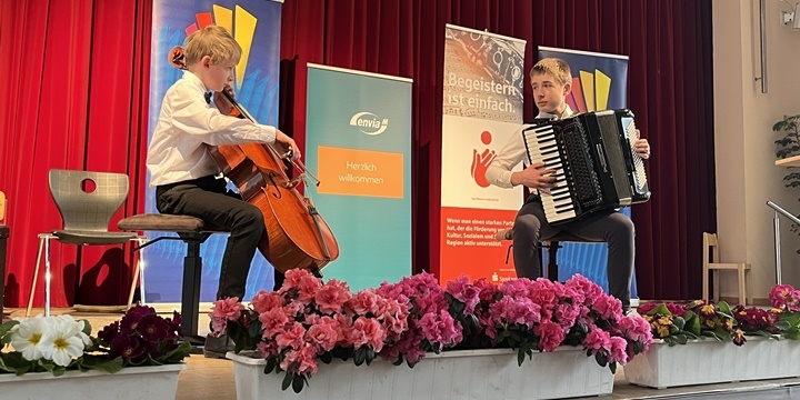 Hans Wöhl, Akkordeon und Wilhelm Lätsch, Cello spielen beim Preisträgerkonzert in Klingenthal 2022  ©S. Bahr