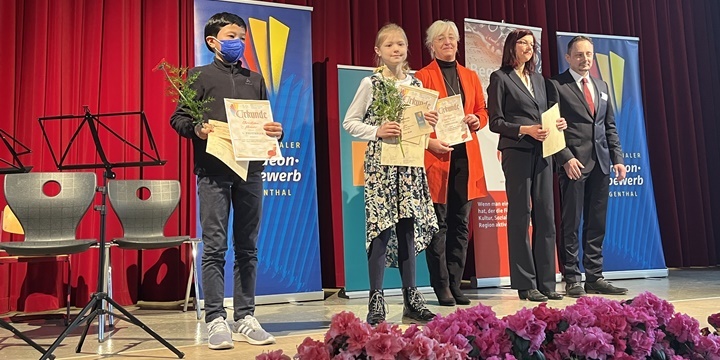 Helena Wydra (Mitte) erhält eine Urkunde für ihre Leistungen beim Akkordeonwettbewerb 2022 in Klingenthal  ©S. Bahr
