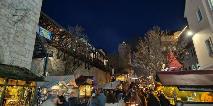 Blick auf den beleuchteten Historischen Weihnachtsmarkt zu Jena  &copy;JenaKultur