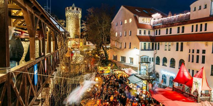 Blick auf den historischen Weihnachtsmarkt zu Jena am alten Stadtmauerensemble