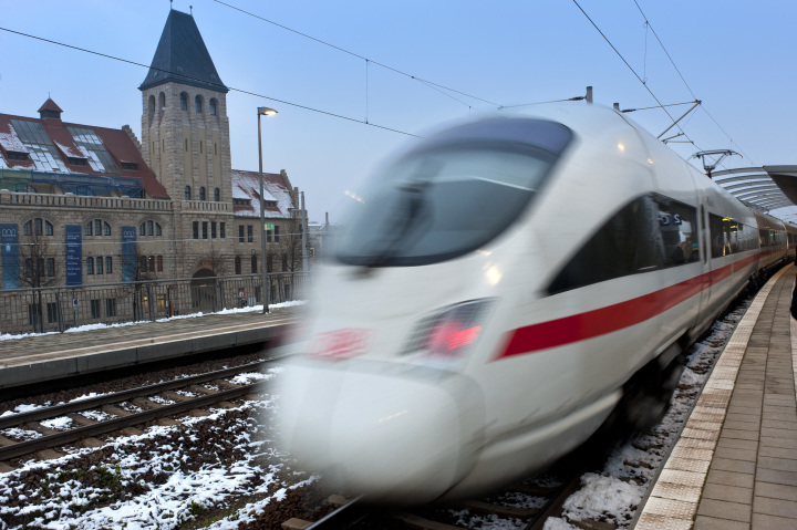 Bahnhof Jena-Paradies mit einfahrenden ICE