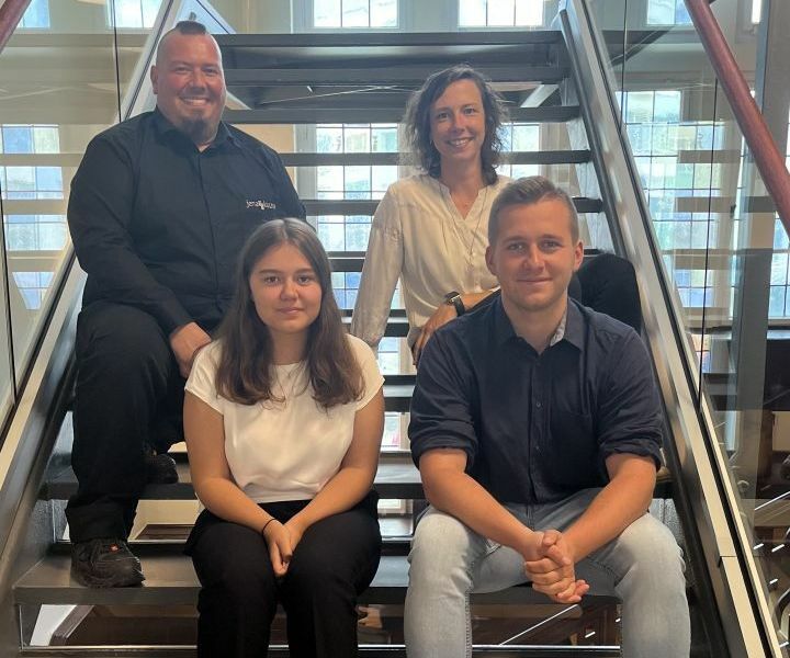 Unten sind die 2 neuen Azubis: Pauline Gathge (Veranstaltungskauffrau) und Hannes Jahn (Fachkraft für Veranstaltungstechnik), Oben: Fachausbilder 