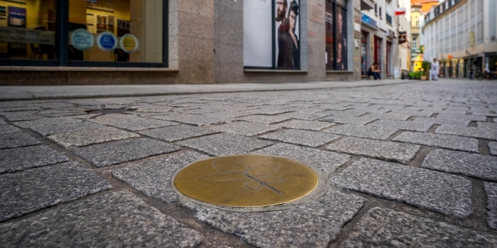 Intellektuelle Zweisamkeit - LED-Laufschrift und Messing-Bodenplaketten  ©JenaKultur, Foto: C. Häcker