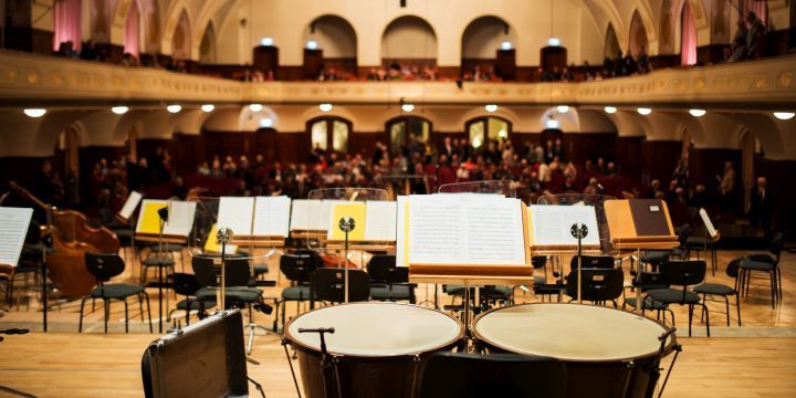 Instrumente der Jenaer Philharmonie auf der Bühne des Volkshauses vor einem Konzert