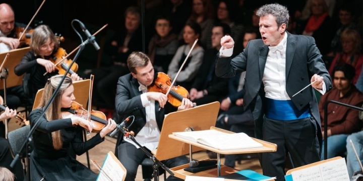 Simon Gaudenz dirigert das Orchester der Jenaer Philharmonie