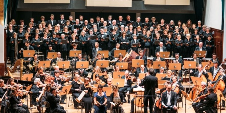 Die Jenaer Philharmonie auf der Bühne gemeinsam mit dem Chor