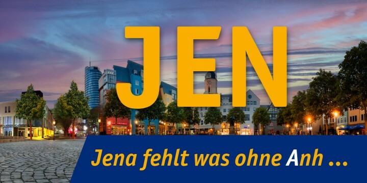 Foto vom Jenaer Marktplatz, darauf steht: "JEN – Jena fehlt was ohne Anh..."