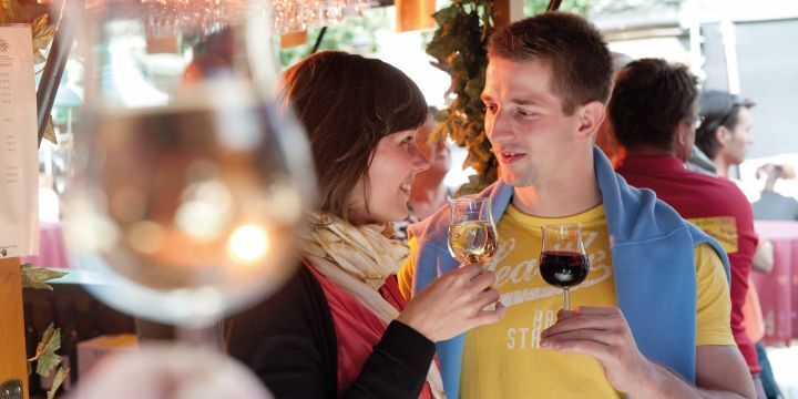 2 Menschen stoßen miteinander an  ©JenaKultur, A. Hub