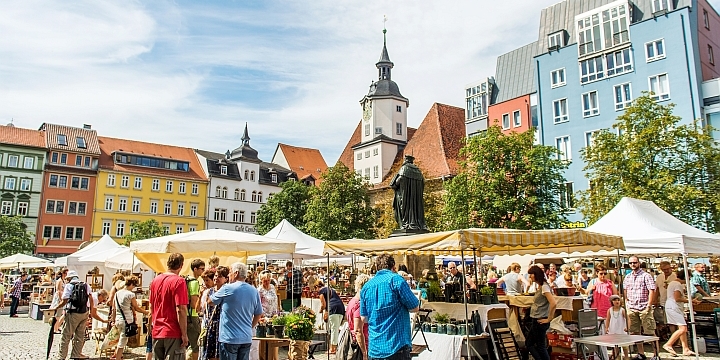 Ein Blick zum Rathaus auf dem Jenaer Töpfermarkt  ©JenaKultur, C. Worsch