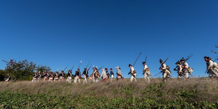 Panorama auf dem Windknollen mit Menschen in historischen Kostümen bei der Schlachtnachstellung  &copy;JenaKultur, R. Möbius