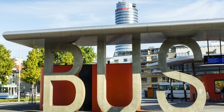 Lichtstadt Jena – Busbahnhof mit Bus und Straßenbahn im Hintergrund