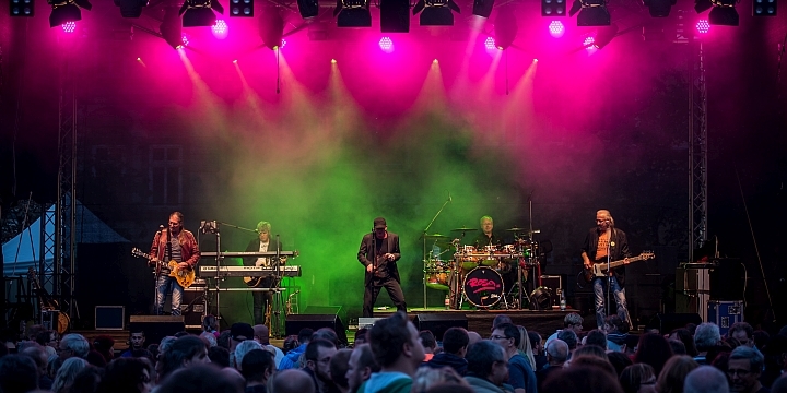 Eine Musikgruppe auf der Marktbühne mit bunten Scheinwerfern  ©JenaKultur, C. Häcker