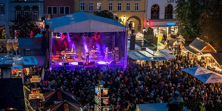 Ein Konzert auf der Marktbühne zum Jenaer Altstadtfest  ©JenaKultur, C. Häcker