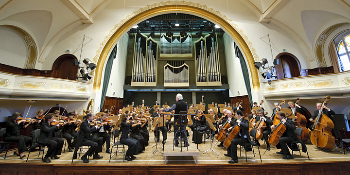 Jenaer Philharmonier vor Volkshausorgel