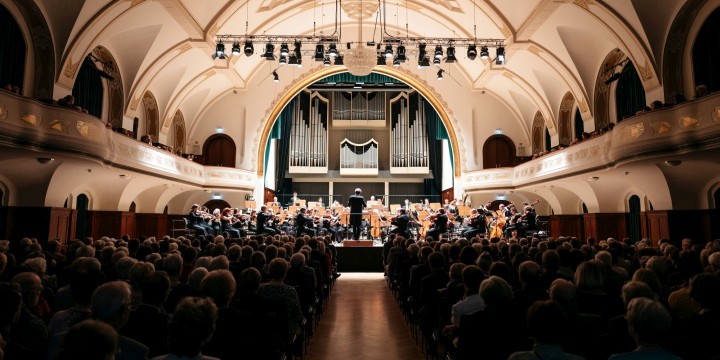Blick durch die Publikumsreihen auf die Jenaer Philharmonie im Volkshaus Jena  ©JenaKultur, C. Worsch