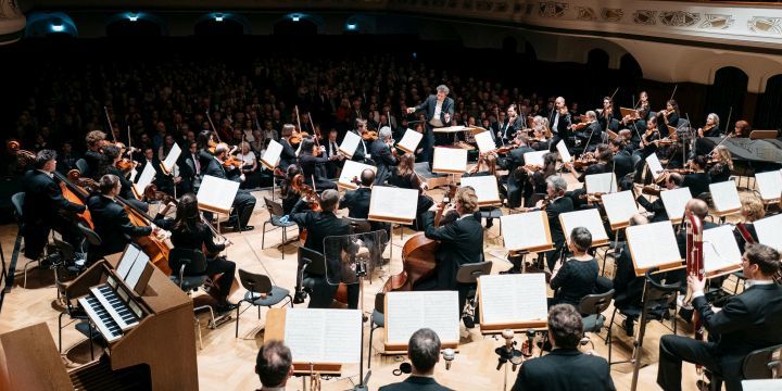 Orchester der Jenaer Philharmonie vor Publikum im Volkshaus  ©JenaKultur, C. Worsch