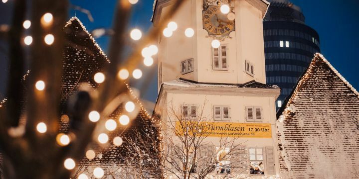 Blick auf den verschneiten Rathausturm zum Jenaer Weihnachtsmarkt mit Turmblasen  ©Stadt Jena, Steffen Walther