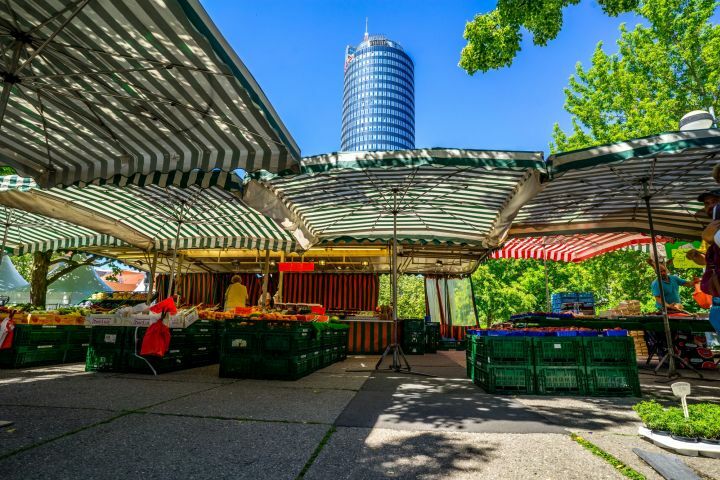 Jenaer Wochenmarkt Stand vor dem Eichplatz und dem JenTower in der Rathausstraße