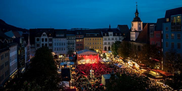 Bühne mit Publikum auf dem Marktplatz Jena zum Jenaer Altstadtfest