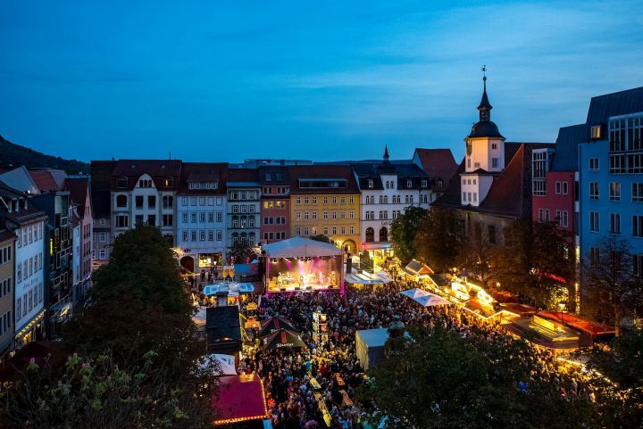 Jenaer Marktplatz mit Bühne beim Altstadtfest