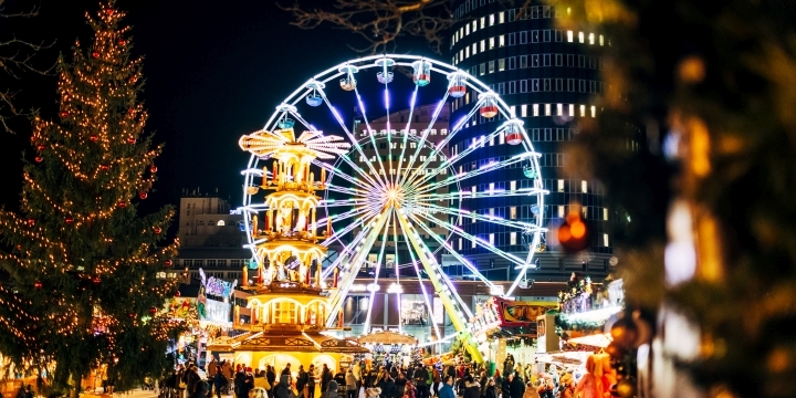 Riesenrad und Weihnachtspyramide auf dem Weihnachtsrummel Jena