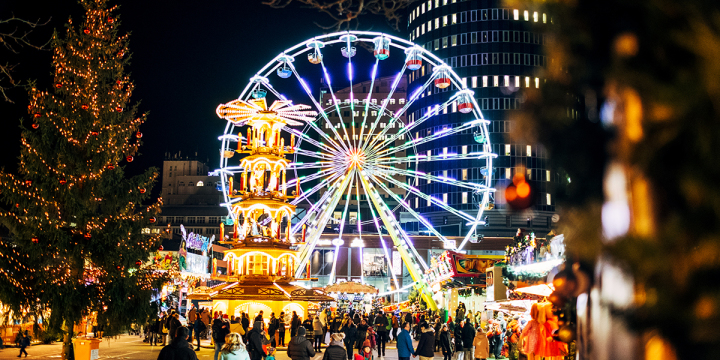 Der Eichplatz zum Jenaer Weihnachtsmarkt, mit Rummel, Riesenrad, Pyramide, Weihnachtsbaum, schön beleuchtet  ©JenaKultur, C. Worsch