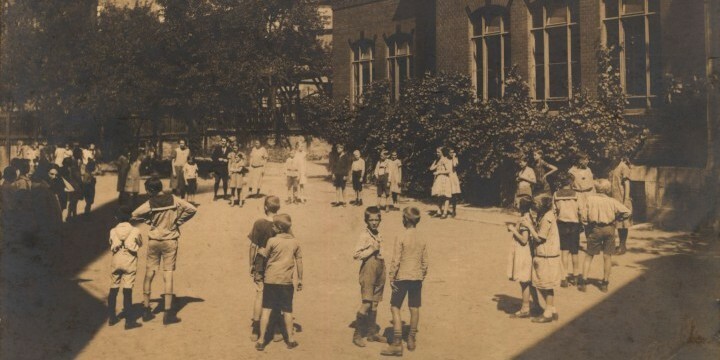 Historisches Foto eines Pausenhofs der Jenaplan-Schule