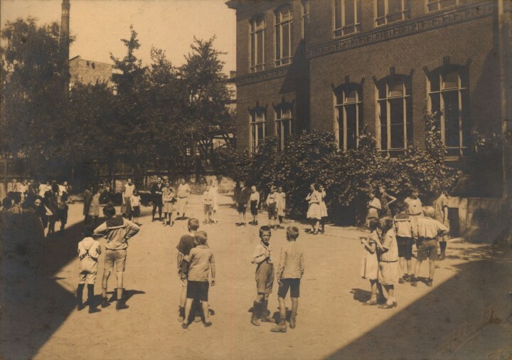 Historisches Foto eines Schulhofs in Jena