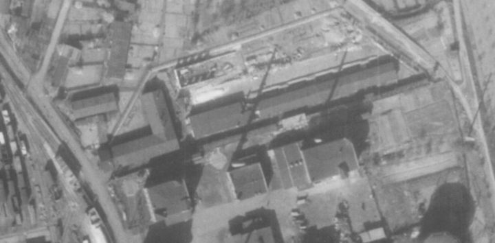 Schwarz-weiße Luftaufnahme von Gebäuden