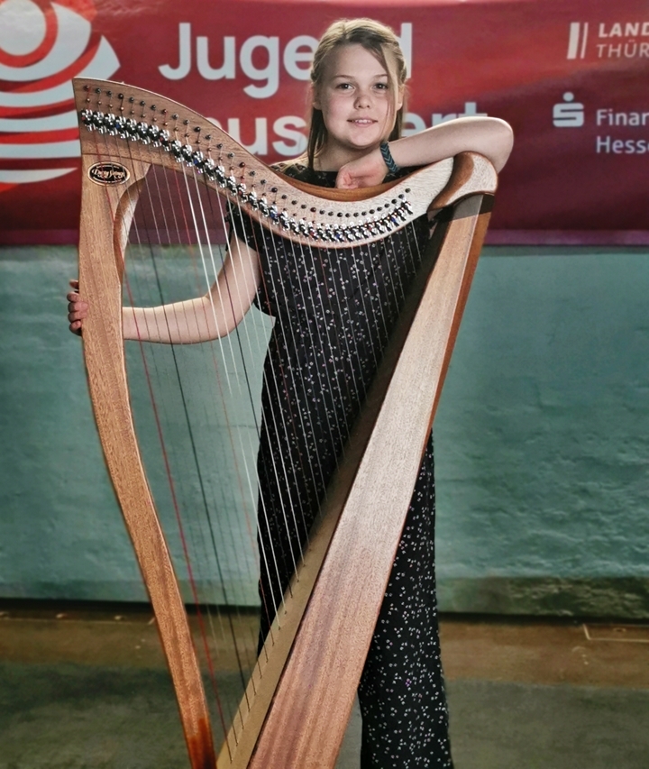 Jugend musiziert Preisträgerin Karla Schleenvoigt an ihrer Harfe