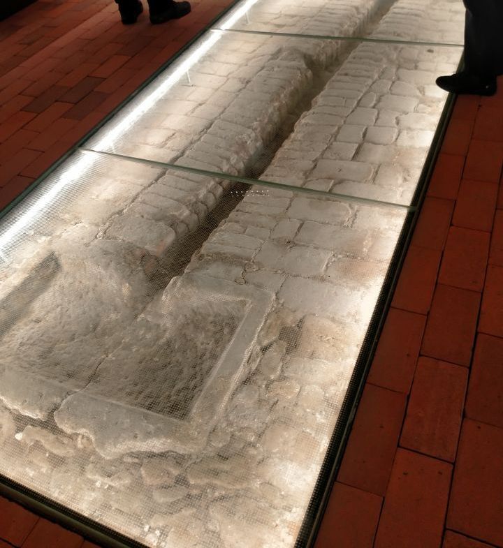 Rinne im Boden des Karmelitenkloster Jena