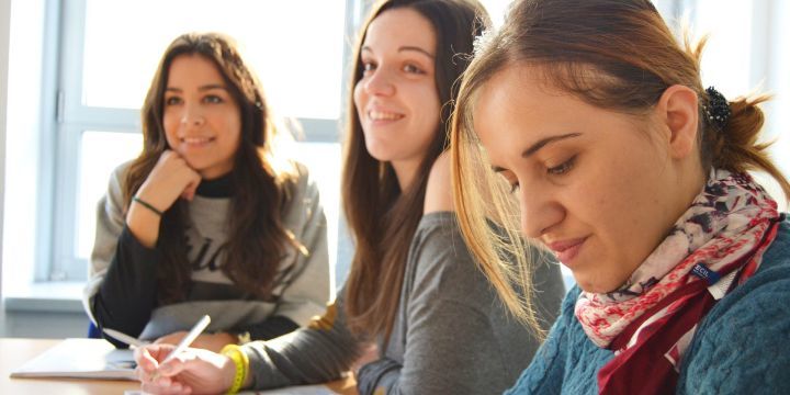 Junge Frauen sitzen an einem Tisch und lernen  ©Pixabays