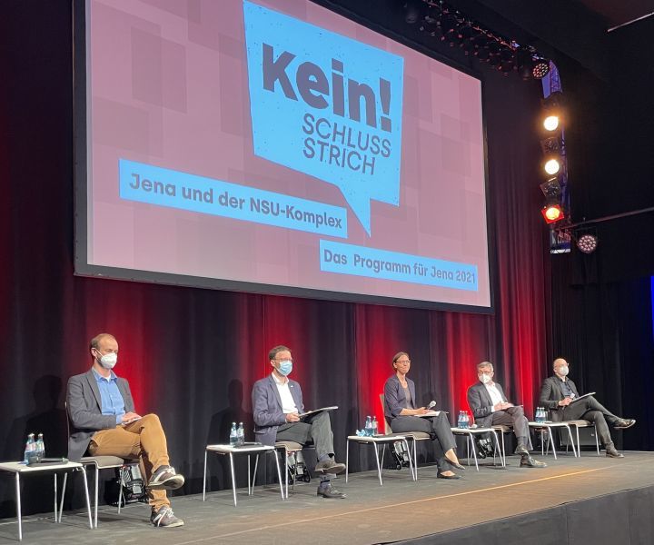 Podium bei der Pressekonferenz zum Projekt "Kein Schlussstrich!"