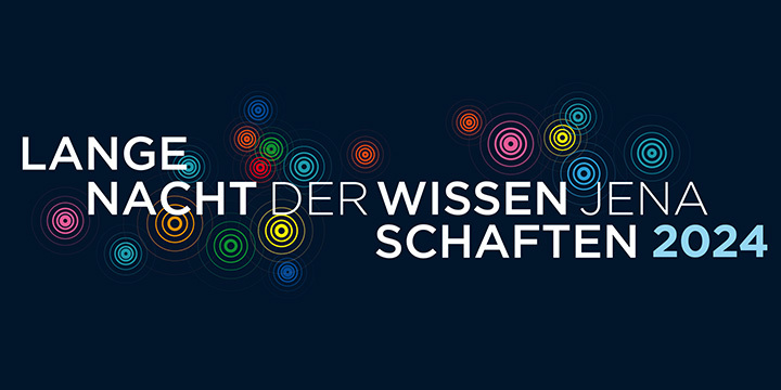 weißer Schriftzug "Lange Nacht der Wissenschaften" und hellblauem Datum "2024" auf dunkelblauem Hintergrund und verschiedenfarbigen Ringen  ©JenaKultur, C. Häcker