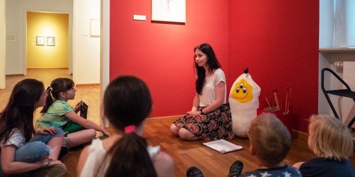 Museumspädagogin mit Kindern und Stofftier Farbmonster in der Kunstsammlung Jena
