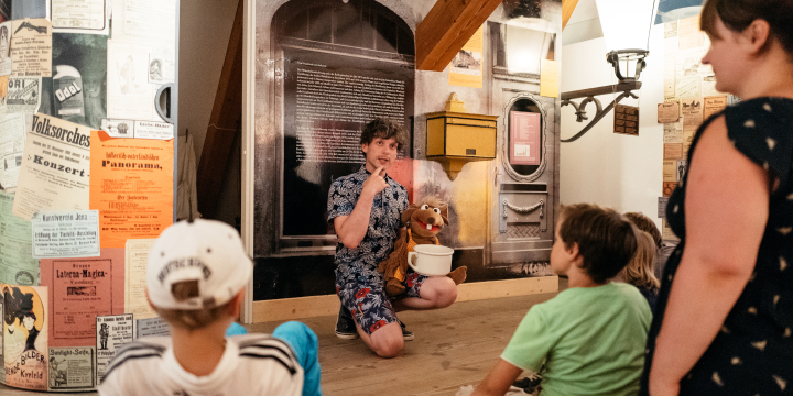 Stadtmuseum Jena - Kinderführung in der Ausstellung Jenas Aufbruch in die Moderne  ©JenaKultur, C. Worsch