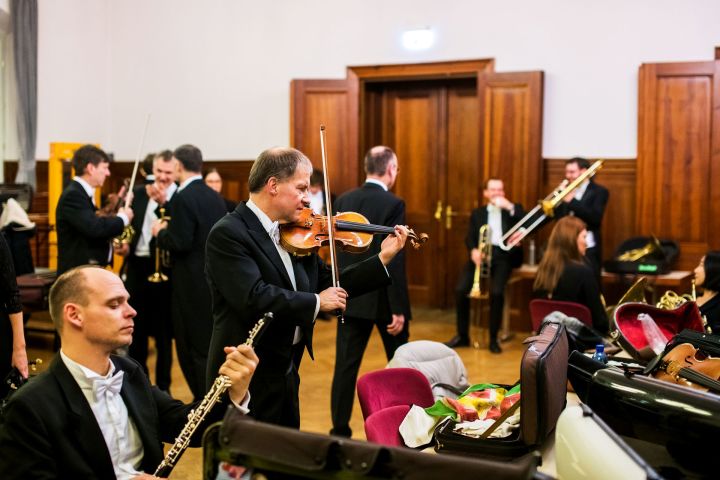 Probende Musiker der Philharmonie kurz vor dem Auftritt