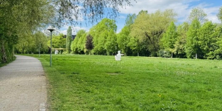 Geschotterter Weg zur Linken und rechts Wiese. Auf der Wiese steht eine Figur der Moiren.  &copy;© JenaKultur, Luisa Woik