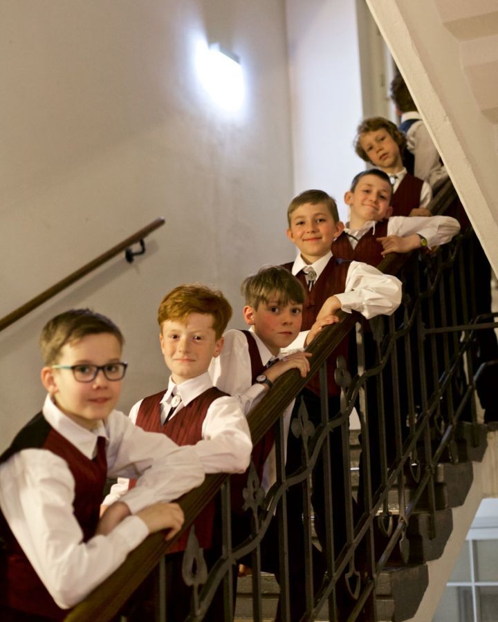 Mitglieder des Knabenchors der Jenaer Philharmonie auf einer Treppe