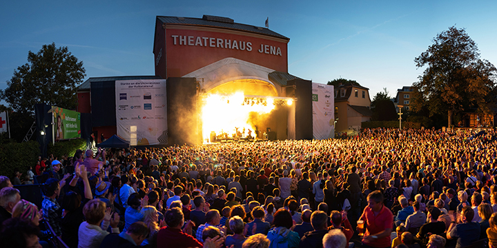 Kulturarena-Panorama links, ein volles Arenarund vor dem Jenaer Theaterhaus, ganz viele Menschen sind da  ©JenaKultur, C. Worsch