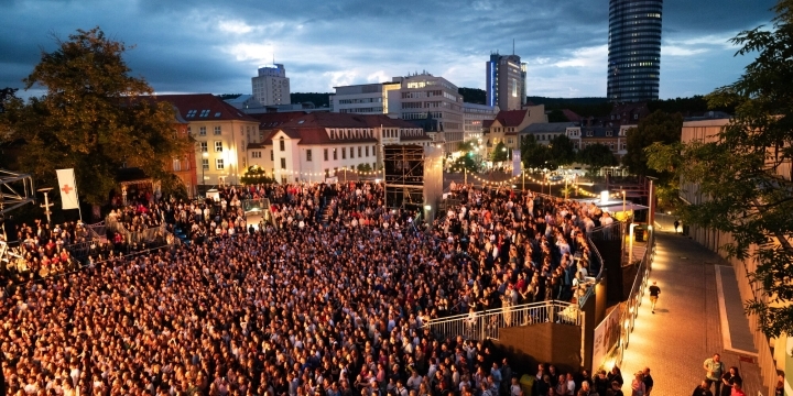 Publikum auf dem ausverkauften Theatervorplatz bei einem Konzert der Kulturarena  ©Kulturarena, C. Worsch