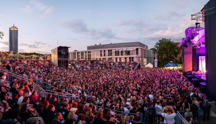 Volle Besucherränge auf dem Theatervorplatz Jena bei der Kulturarena