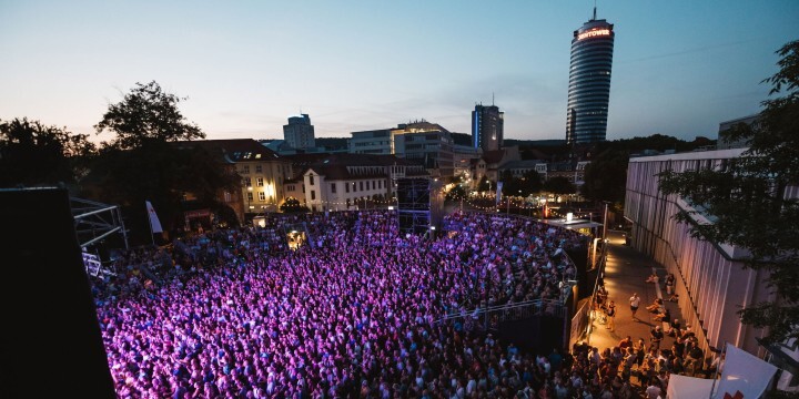 Voller Theatervorplatz und JenTower im Hintergrund beim Konzert von Zaz zur Kulturarena Jena  ©Kulturarena, C. Worsch