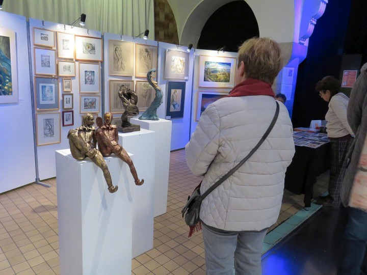 Frau betrachtet Skulpturen und Zeichnungen beim Jenaer Kunstmarkt