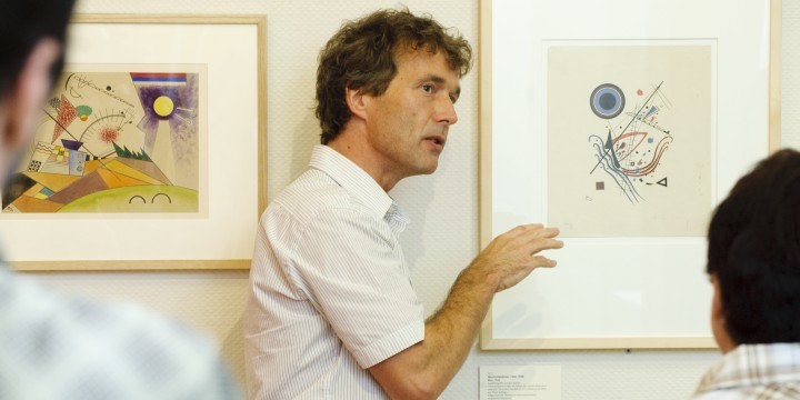 Erik Stephan vor einer Grafik von Wassily Kandinsky in der Kunstsammlung Jena