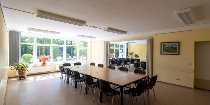 Aus 2 Räumen bestehenden Tagungsraum, die durch eine Falttür getrennt werden können mit einem Konferenztisch und einer Stuhlreihe  ©JenaKultur, Christoph Worsch
