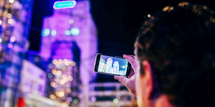 Besucher der Langen Nacht der Wissenschaft 2017 fotografiert beleuchtetes Jenoptik-Gebäude mit Smartphone  ©JenaKultur, C. Worsch